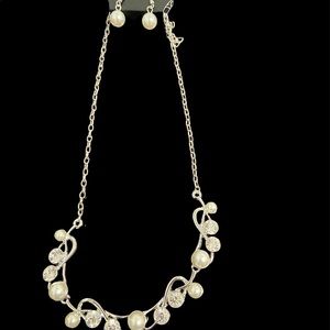 Pearl silver rhinestone necklace